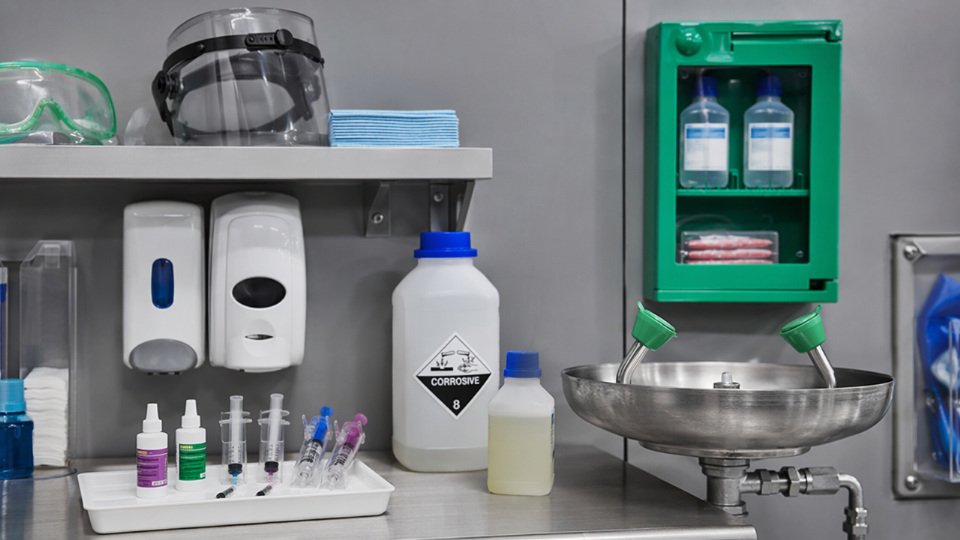 porcelain-etch-silane-application-guide-12-hf-ppe-and-first-aid-station-layout