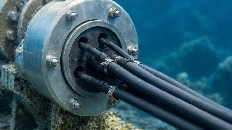 what-happens-silicone-gets-wet-01-marine-silicone-seal-subsea-cable-penetration