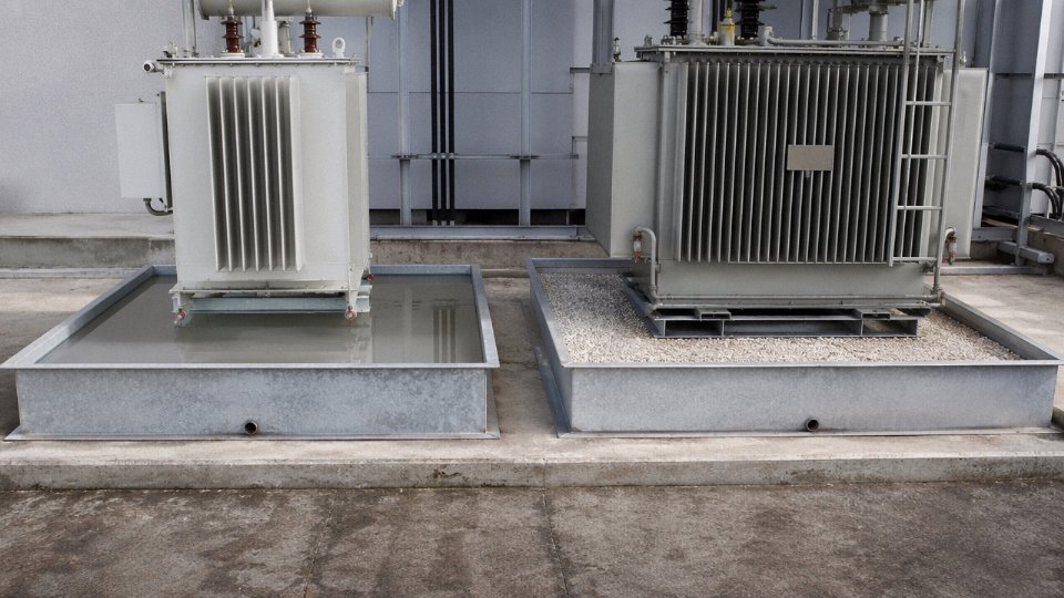 silicone-oil-vs-transformer-oil-06-spill-containment-comparison
